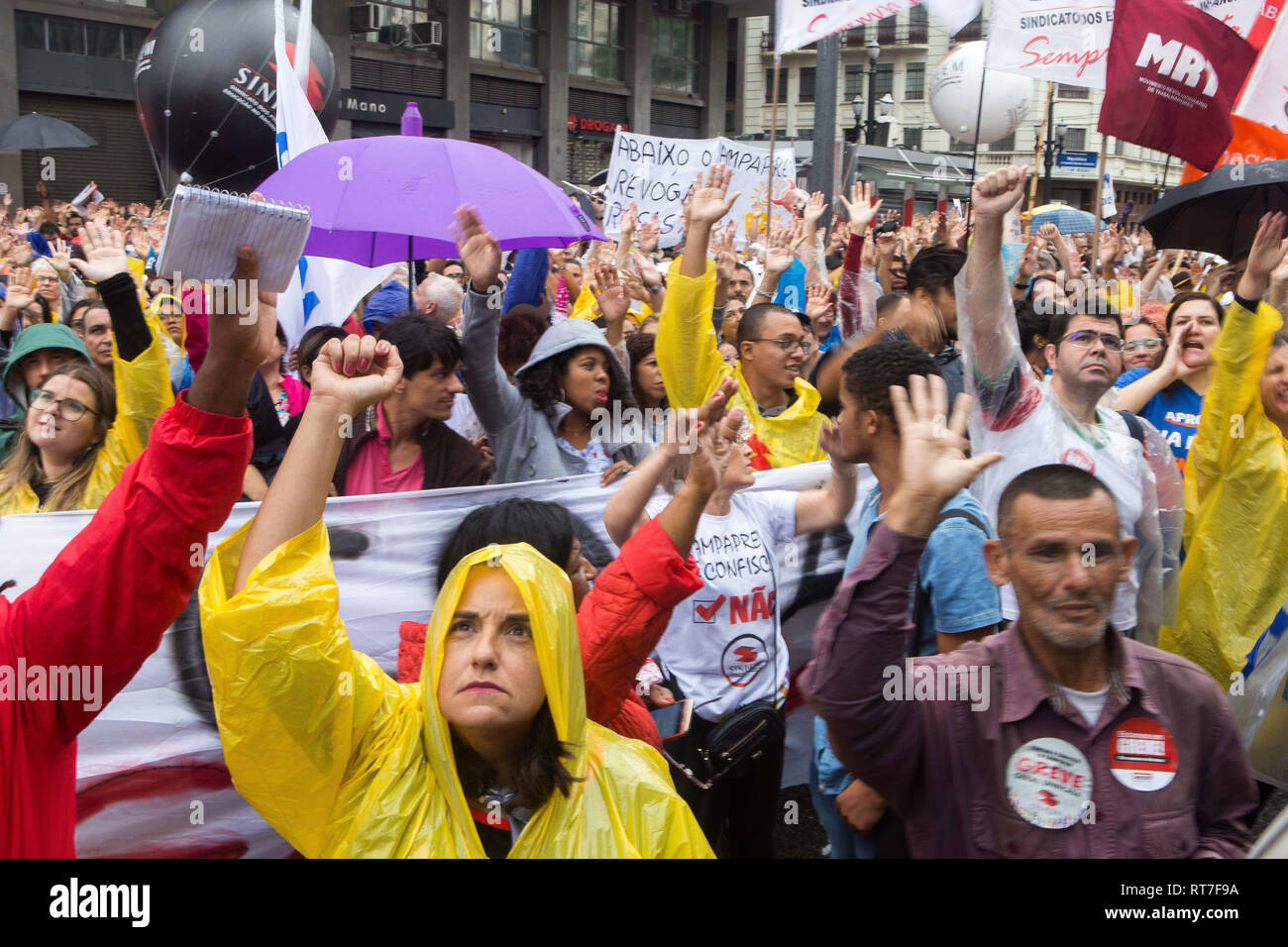 Sao Paulo, Brazil. 28th February, 2019. Teachers from the municipal education network and workers on strike carry out demonstration in front of the building of the City Hall of SÃ£o Paulo, professionals claim the repeal of Law 17,020/18 (formerly PL 621), which deals with the pension reform of the municipal pension of SÃ£o Paulo, known as SampaPrev. Credit: Dario Oliveira/ZUMA Wire/Alamy Live News Stock Photo