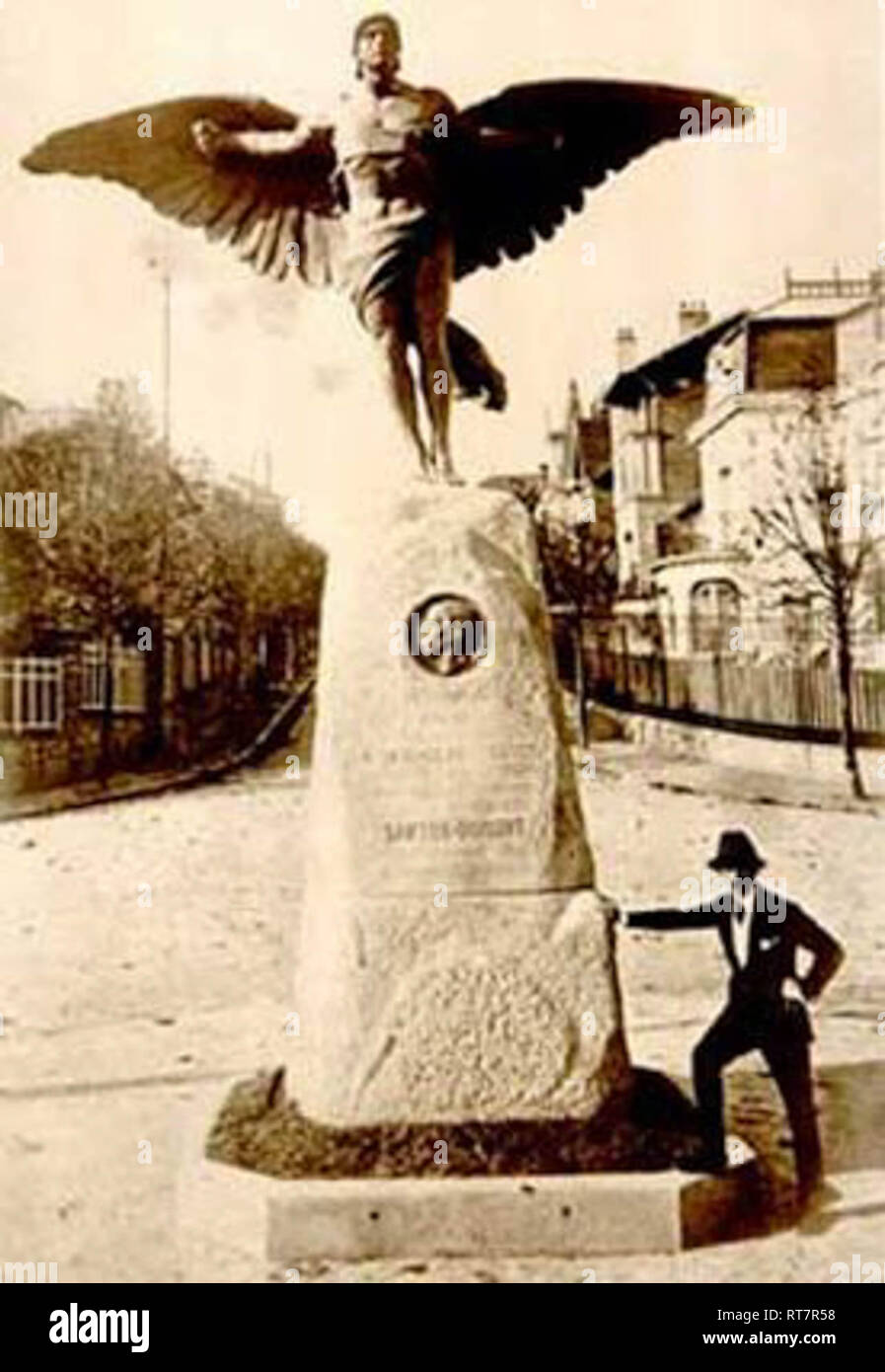 Santos Dumont posing near the statue in 