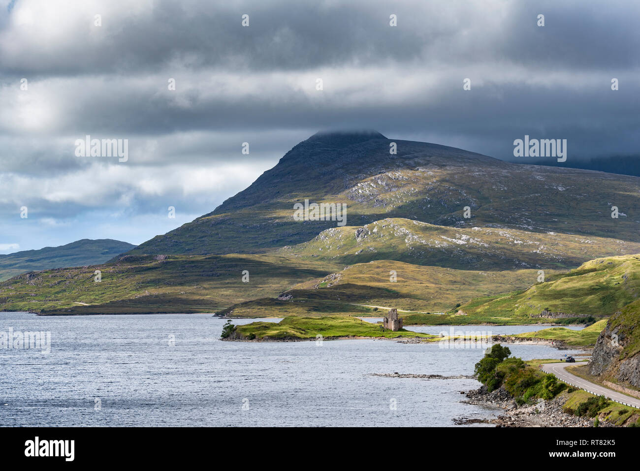 United Kingdom, Scotland, Scottish Highland, Sutherland, Ardvreck Castle, Loch Assynt, Spidean Coinich mountain in the background Stock Photo