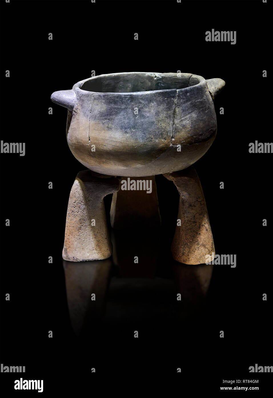 Neolithic terracotta cook pot on stand. 6000 BC. Catalhoyuk Collections. Museum of Anatolian Civilisations, Ankara Stock Photo
