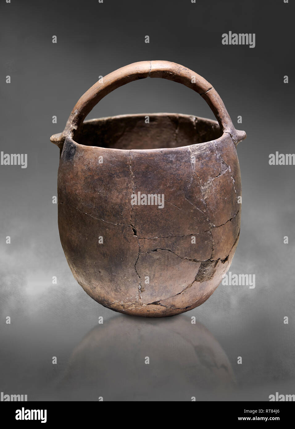 Neolithic terracotta pot with handle. 6000 BC. Catalhoyuk Collections. Museum of Anatolian Civilisations, Ankara Stock Photo