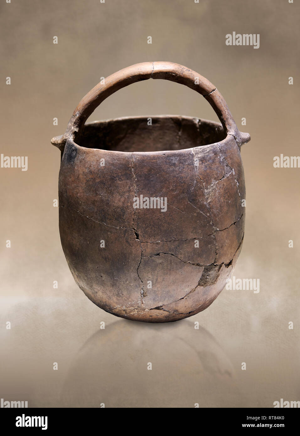 Neolithic terracotta pot with handle. 6000 BC. Catalhoyuk Collections. Museum of Anatolian Civilisations, Ankara Stock Photo