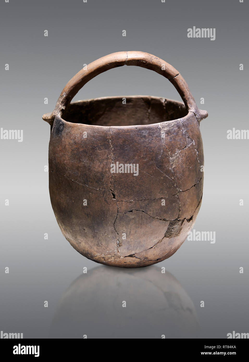 Neolithic terracotta pot with handle. 6000 BC. Catalhoyuk Collections. Museum of Anatolian Civilisations, Ankara Stock Photo