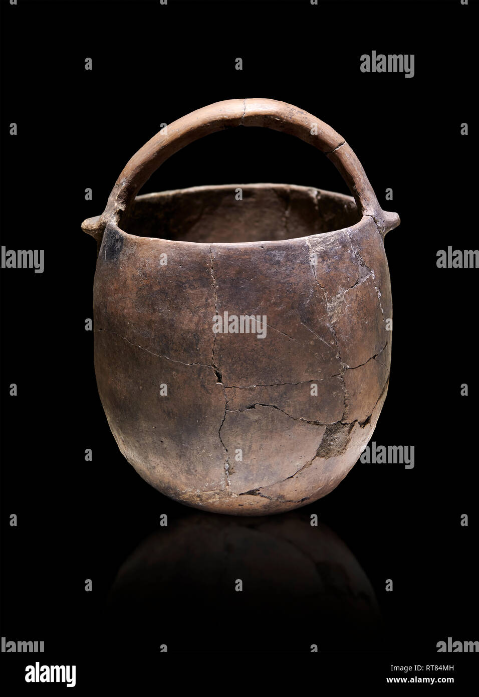 Neolithic terracotta pot with handle. 6000 BC. Catalhoyuk Collections. Museum of Anatolian Civilisations, Ankara Stock Photo