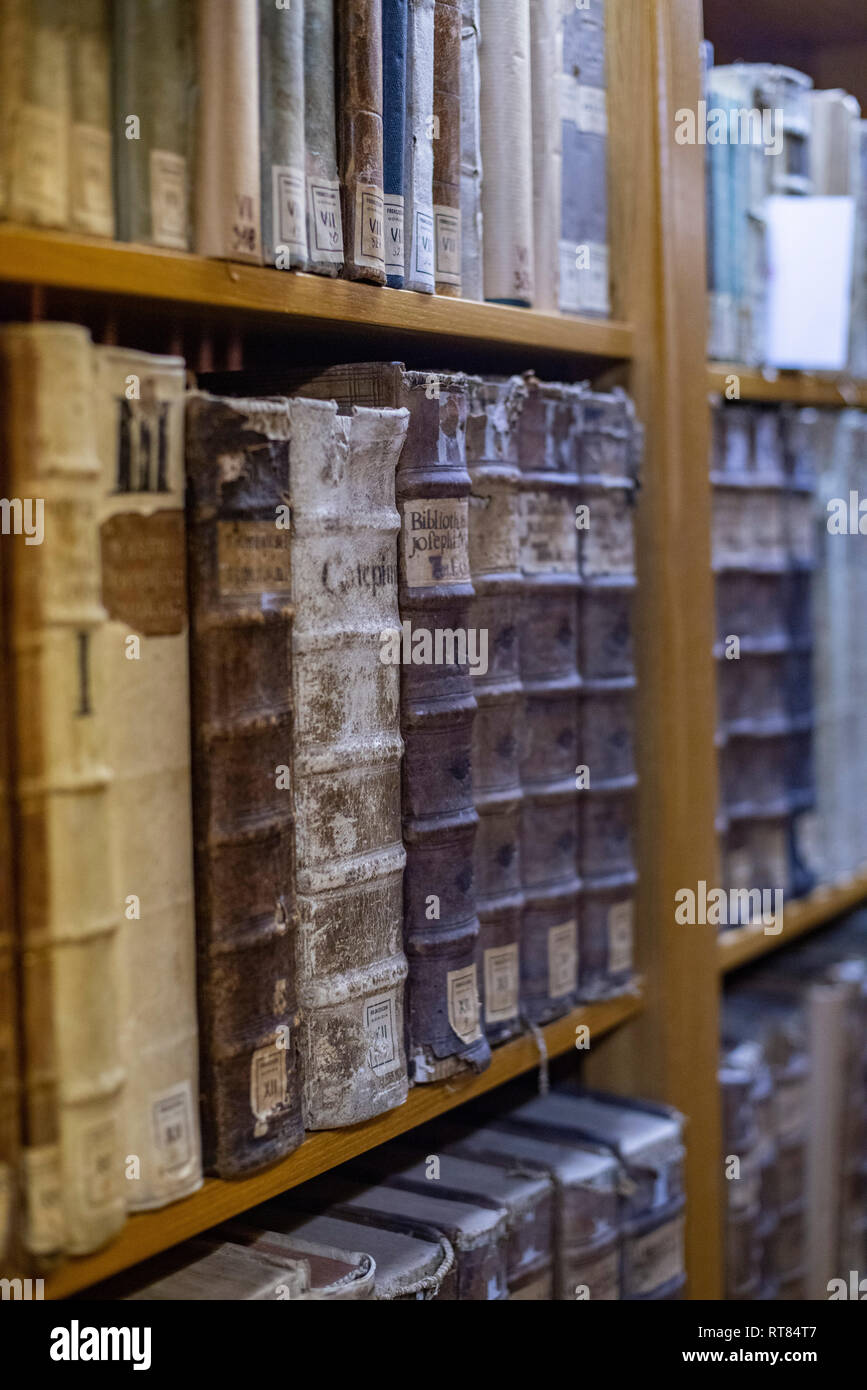 Old books on shelves Stock Photo - Alamy
