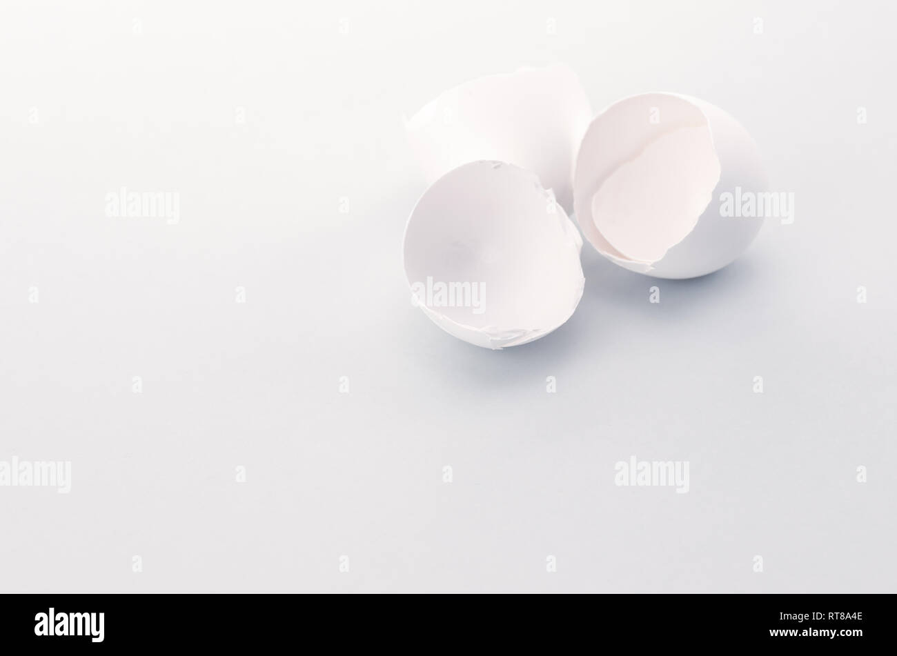white empty broken egg shells backdrop Stock Photo - Alamy