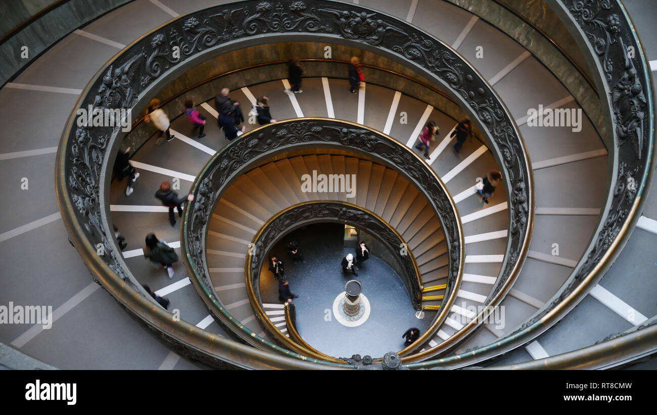 La Escalera de Bramante de doble hélice en los Museos Vaticanos, en el Estado del Vatican diseñada por Giuseppe Momo. The double helix twine staircase Stock Photo