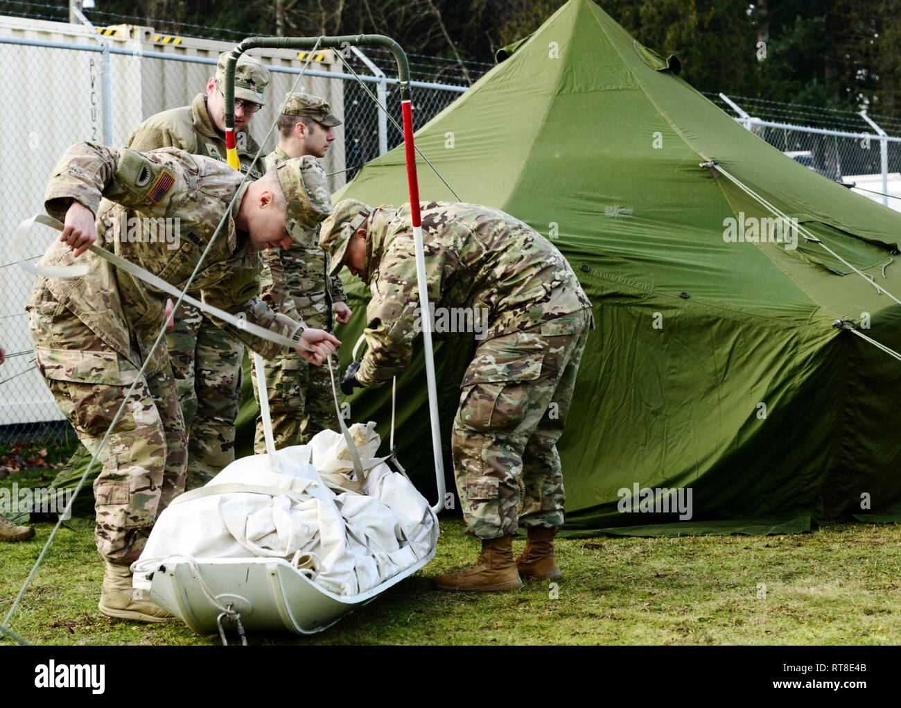 Oregon Army National Guard Spc. Alexander Beglau (left), alongside fellow Soldiers with 2nd Battalion, 162nd Infantry Regiment, 41st Infantry Brigade Combat Team, practices setting up a Canadian Army Reserve tent kit in preparation for the Westie Avalanche Exercise, January 25, 2019, at the Chilliwack Armoury, in Chilliwack, British Columbia, Canada. Nearly 40 Oregon Army National Guard Soldiers traveled to British Columbia to participate in basic winter survival skills training and work shoulder-to-shoulder with Canadian Army Reserve allies with the Royal Westminster Regiment, 39th Canadian B Stock Photo