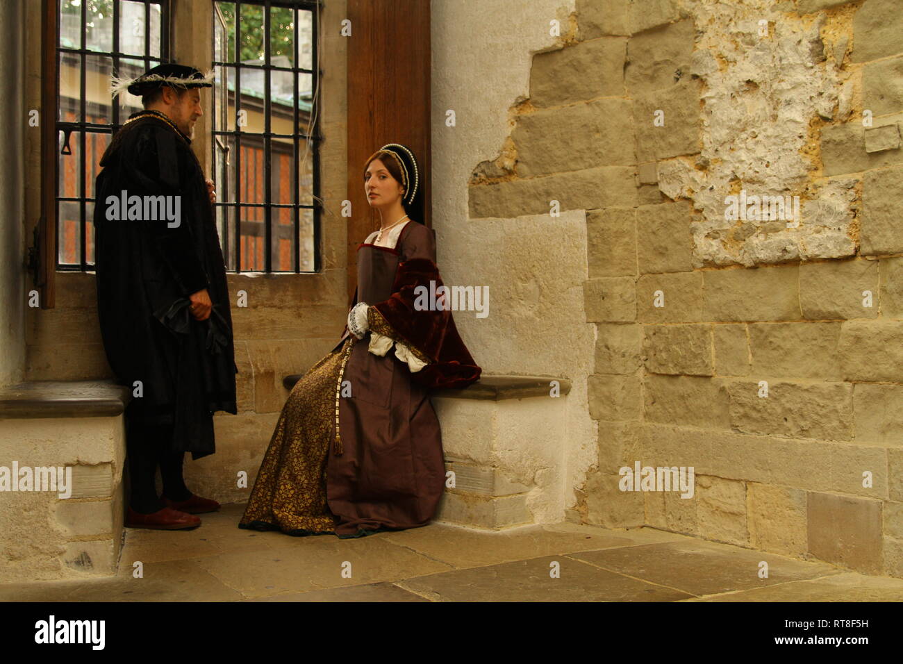 Anne Boleyn and Henry VIII have a private conversation in a window seat at The Tower of London Stock Photo
