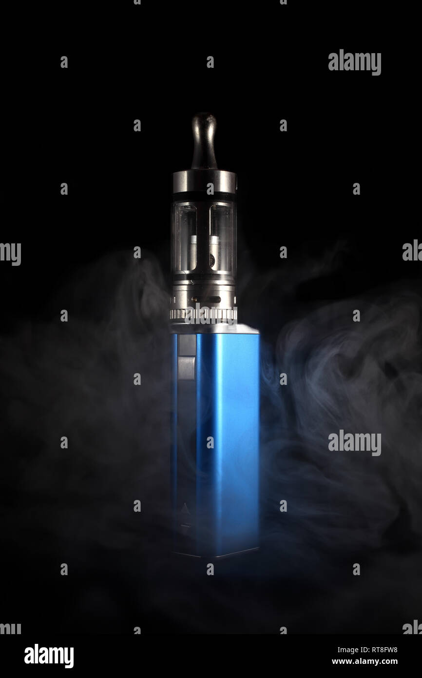 elfbar nachfüll pod läuft aus Electronic cigarettes and vapour hi-res stock photography and images