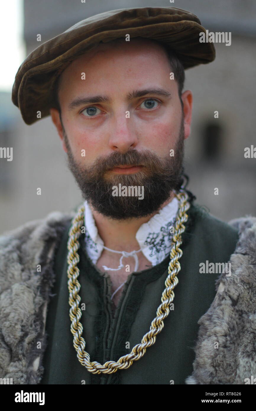 Men in tudor clothes hires stock photography and images Alamy