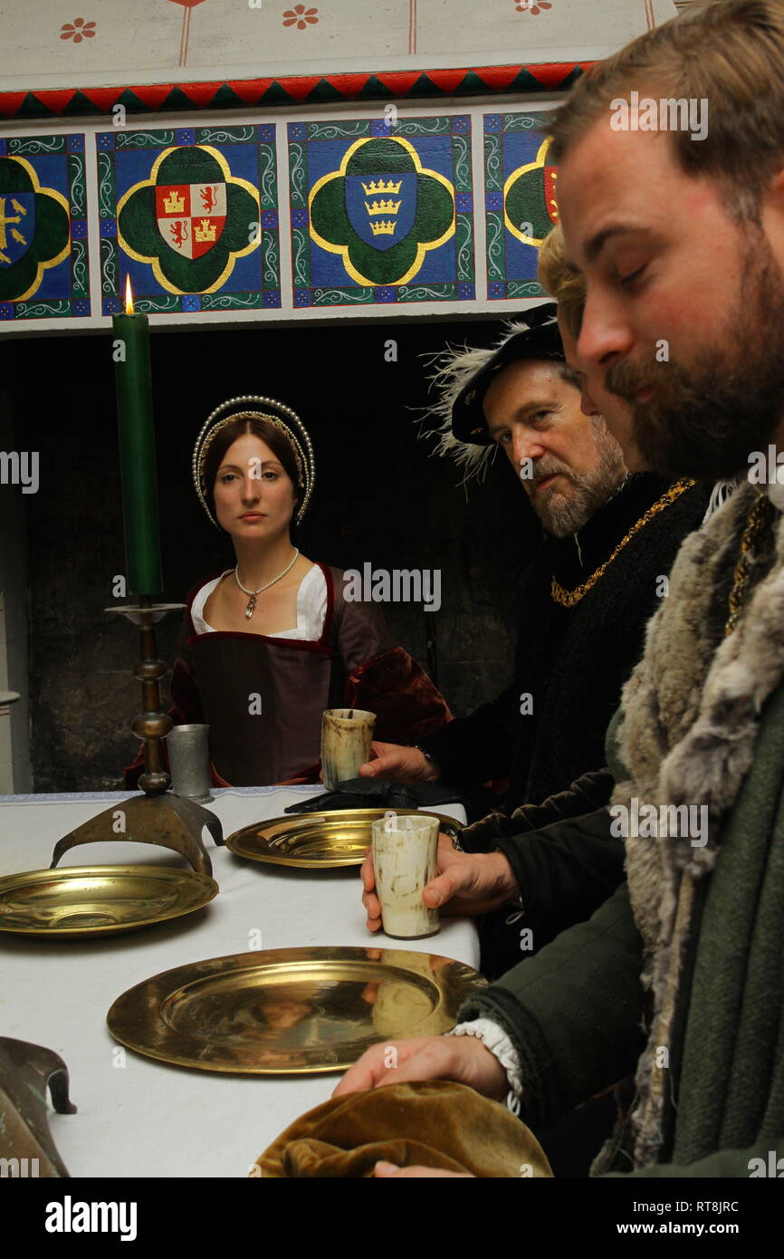 Henry VIII & Anne Boleyn have a dinner party with 2 men in Tudor dress Stock Photo