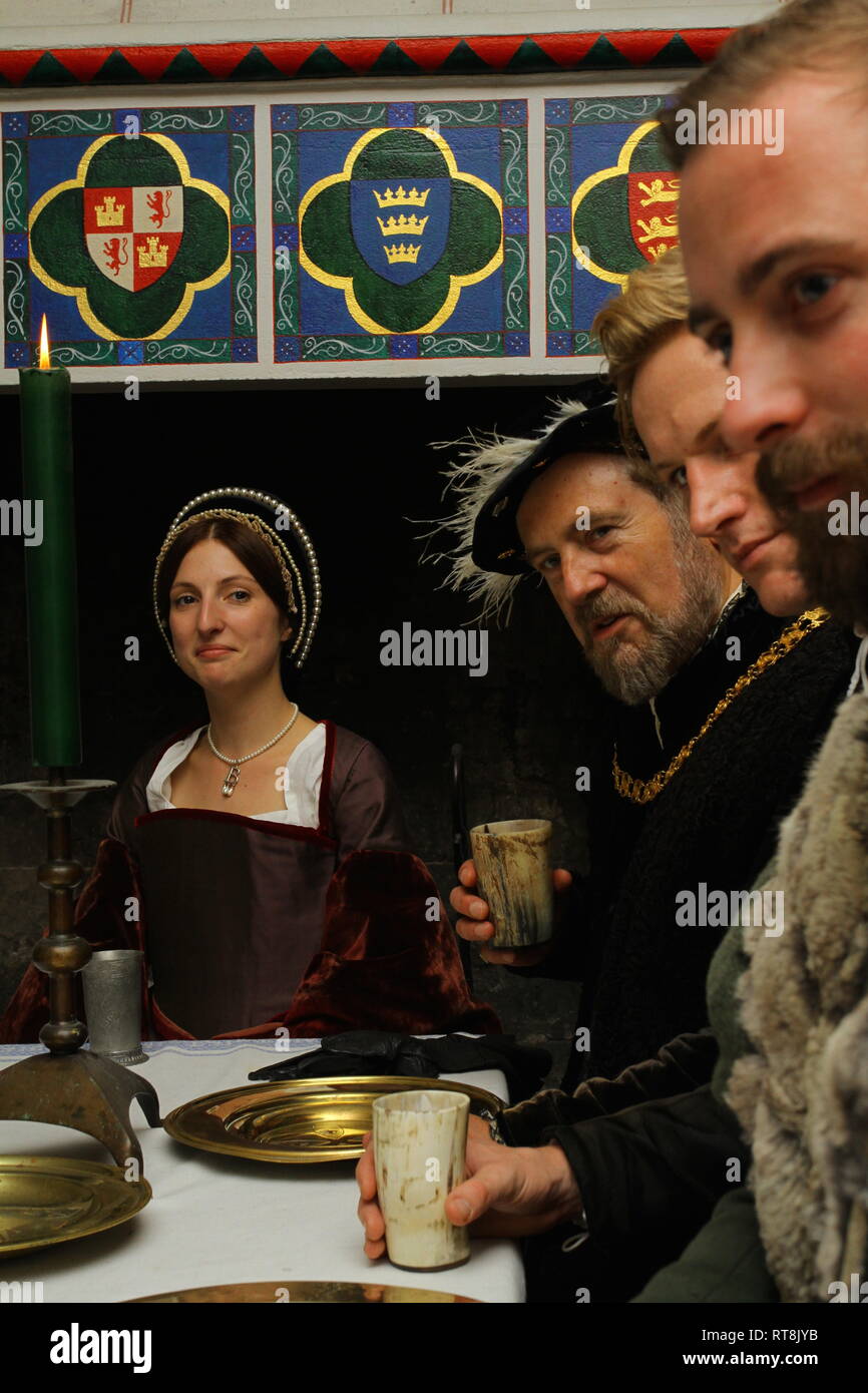 Henry VIII & Anne Boleyn have a dinner party with 2 men in Tudor dress Stock Photo
