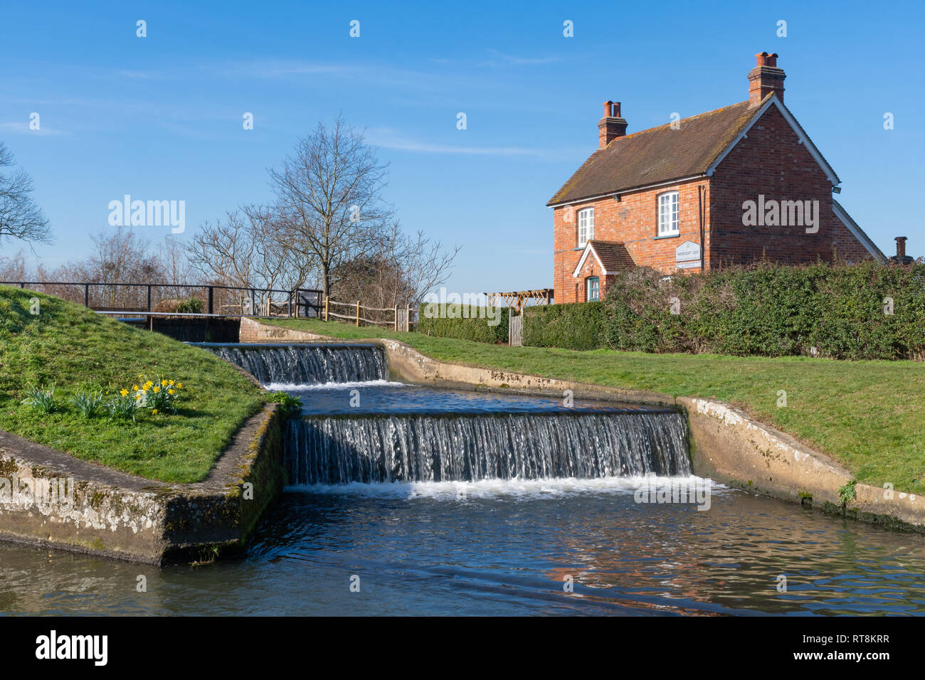 Papercourt Lock and lock keepers cottage on the picturesque River Wey Navigation in Surrey, UK, on a sunny day Stock Photo