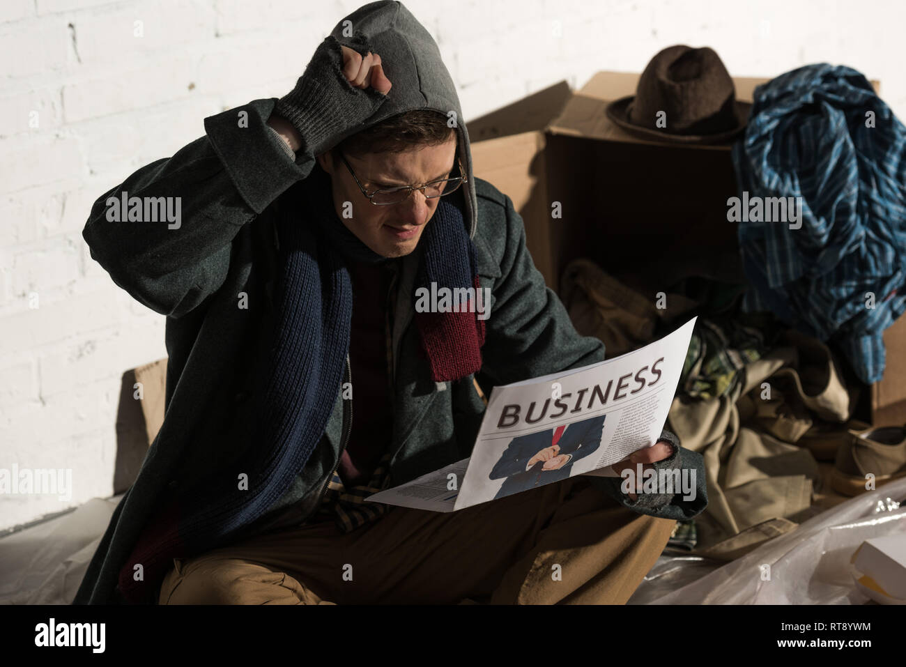 О мой бомж читать. Бомж с книгой. Кухня сериал родион сергеевич. О мой бомж читать. О мой бомж читать.