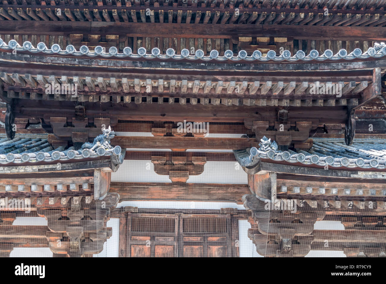 Sumigawara, Dragon roof ornament (Tomebuta), Tomoemon (comma pattern) Tomoegawara end tiles and tokyou bracket complex at Kondo (Main Hall) of To-ji T Stock Photo
