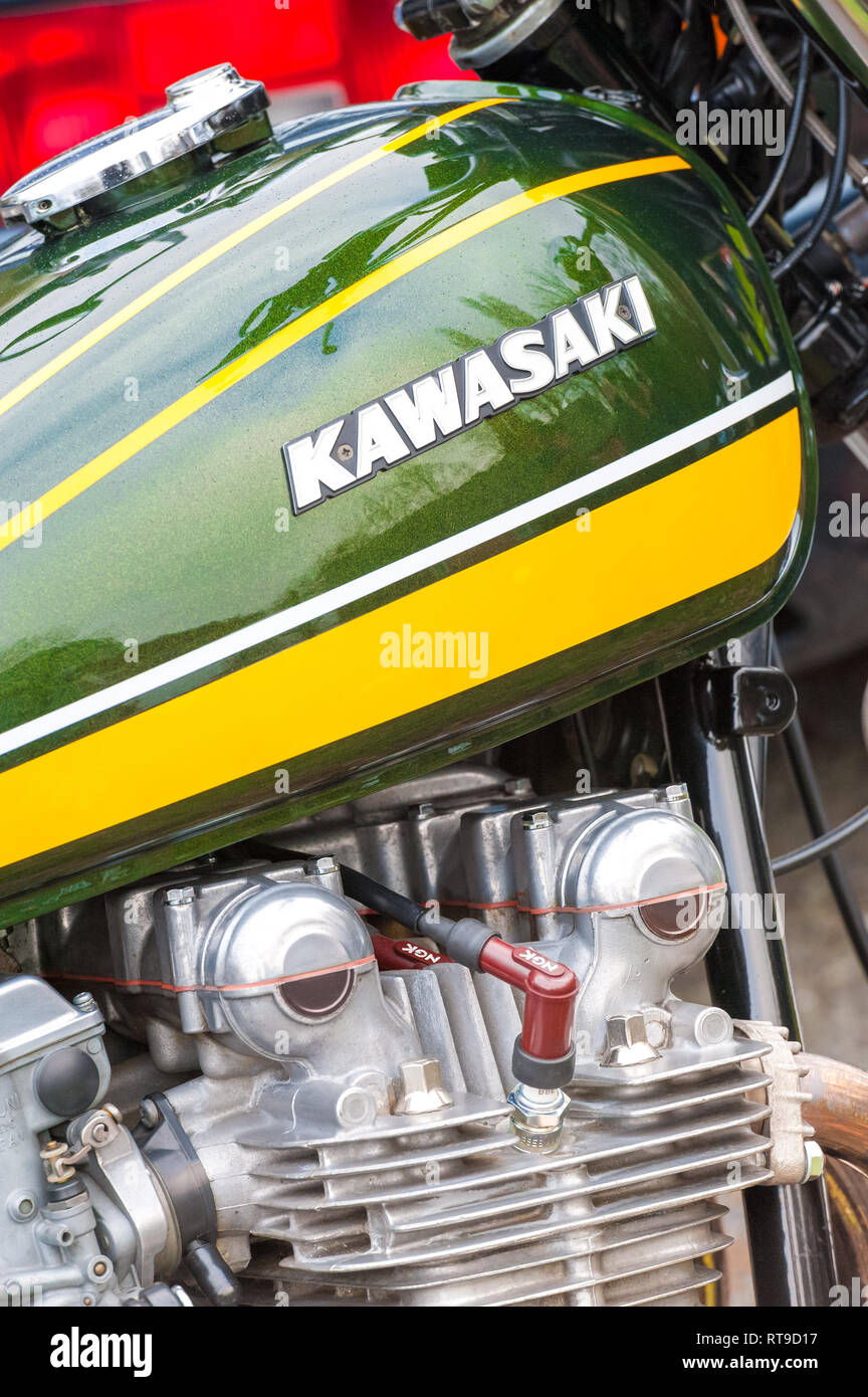 ris bronze diagonal Hook, UK - January 1, 2019: Close-up of the engine and fuel tank of a  vintage Kawasaki Z1000 motorcycle in Hook, UK Stock Photo - Alamy