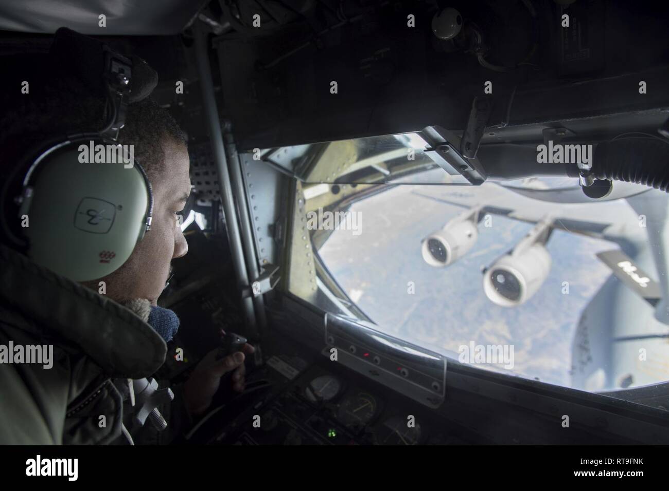 New Jersey Air National Guard Staff Sgt. Vince Stokes, a boom operator with the 141st Air Refueling Squadron, refuels a C-17 Globemaster III from Joint Base Charleston, S.C., over the continental U.S., Jan. 28, 2019. The KC-135R Stratotanker from Joint Base McGuire-Dix-Lakehurst, N.J., is flown by the 141st ARS from the 108th Wing. Stock Photo