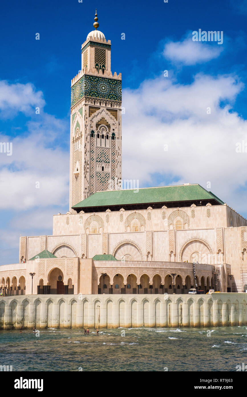 Morocco: Casablanca: Designed by French architect Michel Pinseau and built by the Bouygues Group, the Hassan II Mosque, partly on the sea, consists of Stock Photo