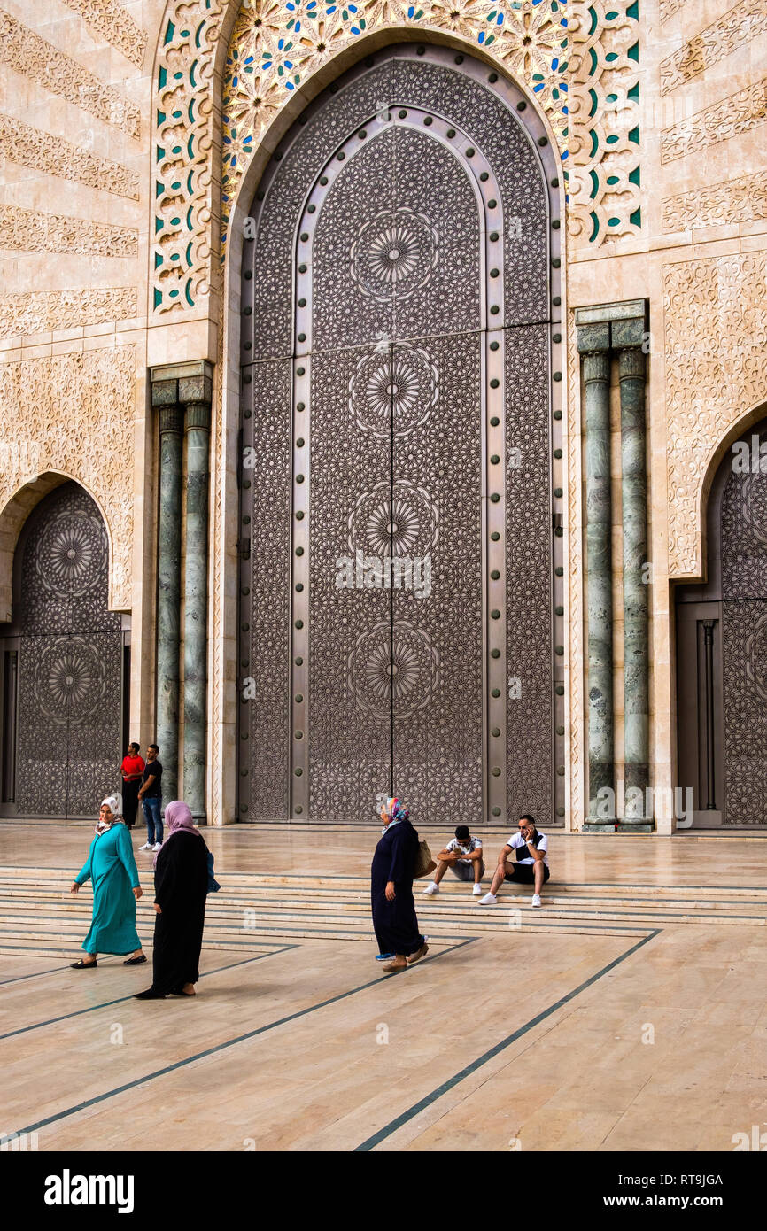 Morocco: Casablanca: Designed by French architect Michel Pinseau and built by the Bouygues Group, the Hassan II Mosque, partly on the sea, consists of Stock Photo