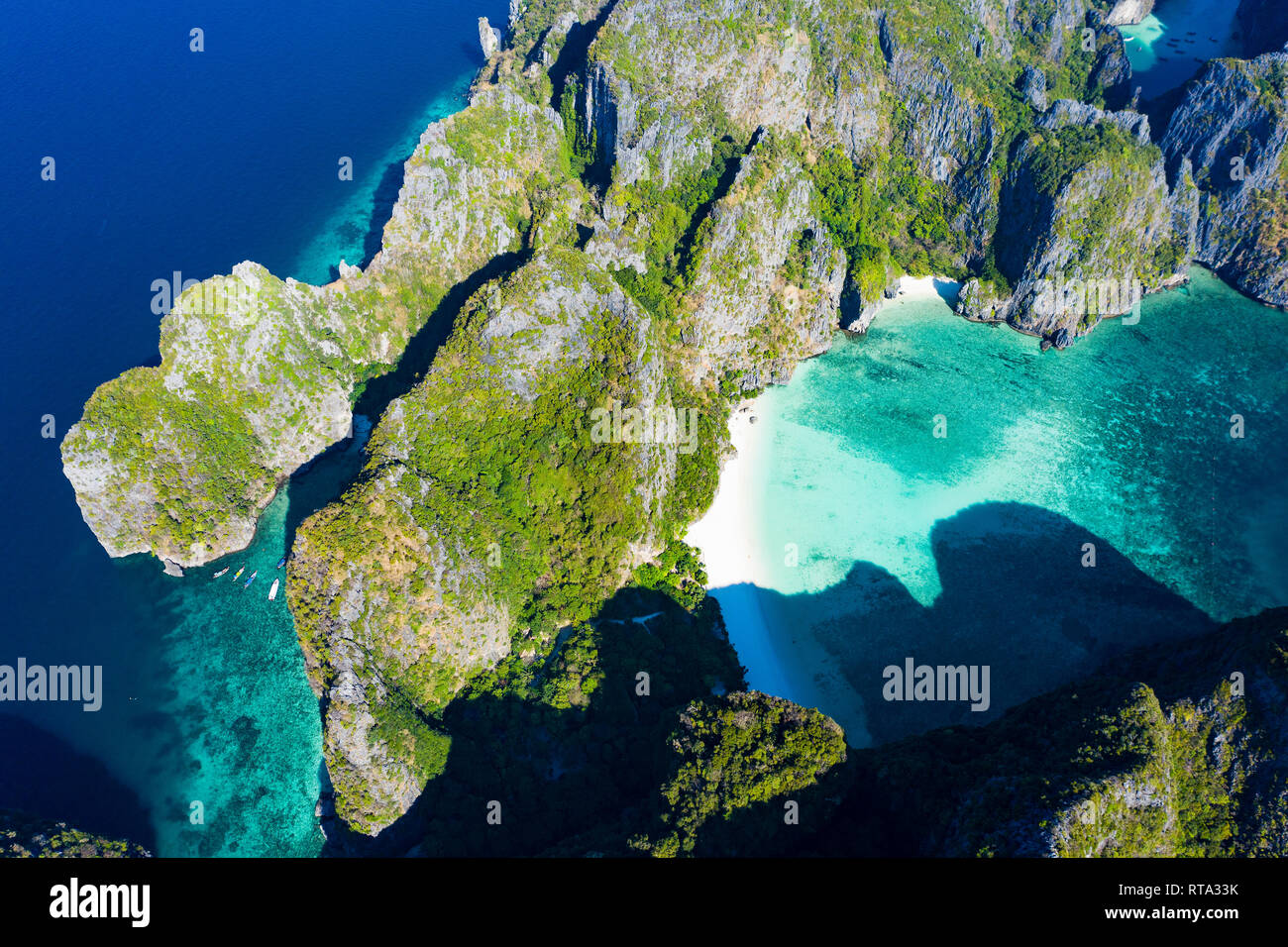 View from above, stunning aerial view of Koh Phi Phi Leh with the beautiful beach of Maya Bay bathed by a turquoise and clear water. Stock Photo