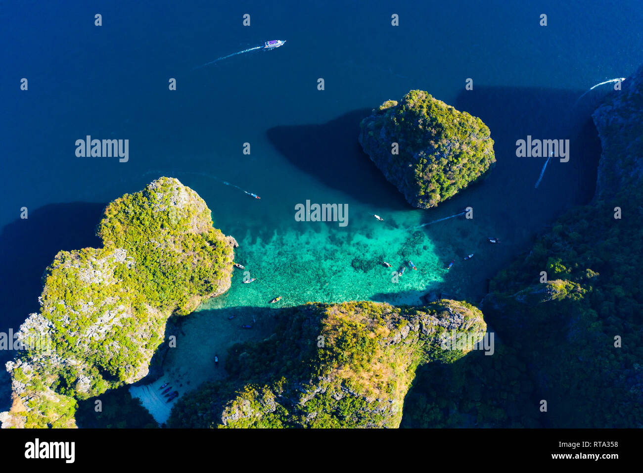 View from above, stunning aerial view of Koh Phi Phi Leh with the beautiful beach of Maya Bay bathed by a turquoise and clear water. Stock Photo