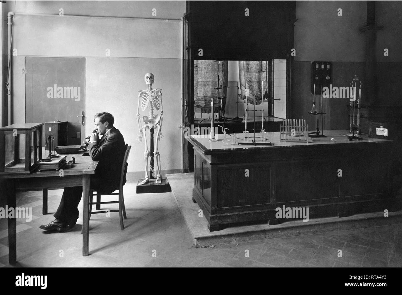 italy, lombardia, bergamo, liceo lussana, laboratory, 1930-1940 Stock Photo