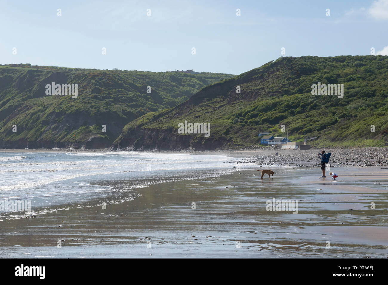 Family fun on runswick bay yorkshire hires stock photography and