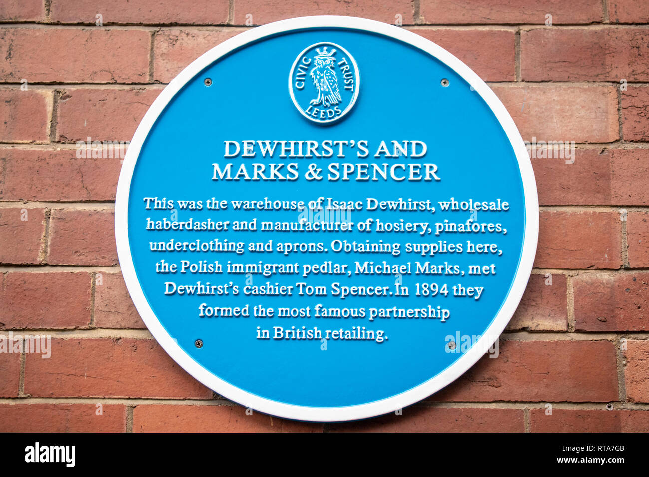 The blue plaque in Leeds, Yorkshire UK marking the site of  Isaac Dewhirsts warehouse where Michael Marks met Tom Spencer Stock Photo