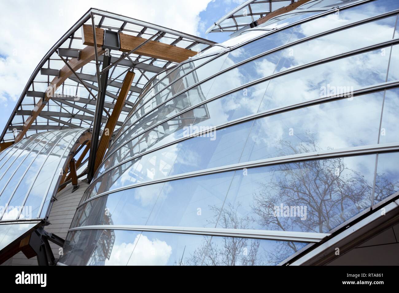 FRANCE. PARIS (75) BOIS DE BOULOGNE PARK. THE LOUIS VUITTON FOUNDATION,  WHICH WILL HOUSE A PERMANENT COLLECTION OF CONTEMPORARY ART AND TEMPORARY  EXHI Stock Photo - Alamy
