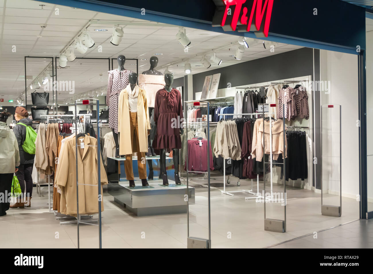 KOTKA, FINLAND - SEPTEMBER 27, 2018: Entrance and mannequins in the  interior of the store H&M in Shopping Center Pasaati Stock Photo - Alamy