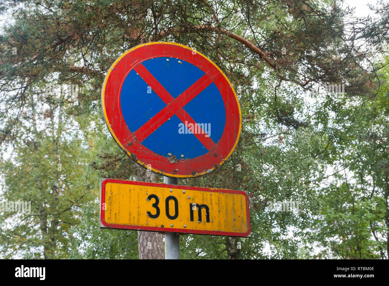 Finnish car parking road sign allowing parking for 60 minutes