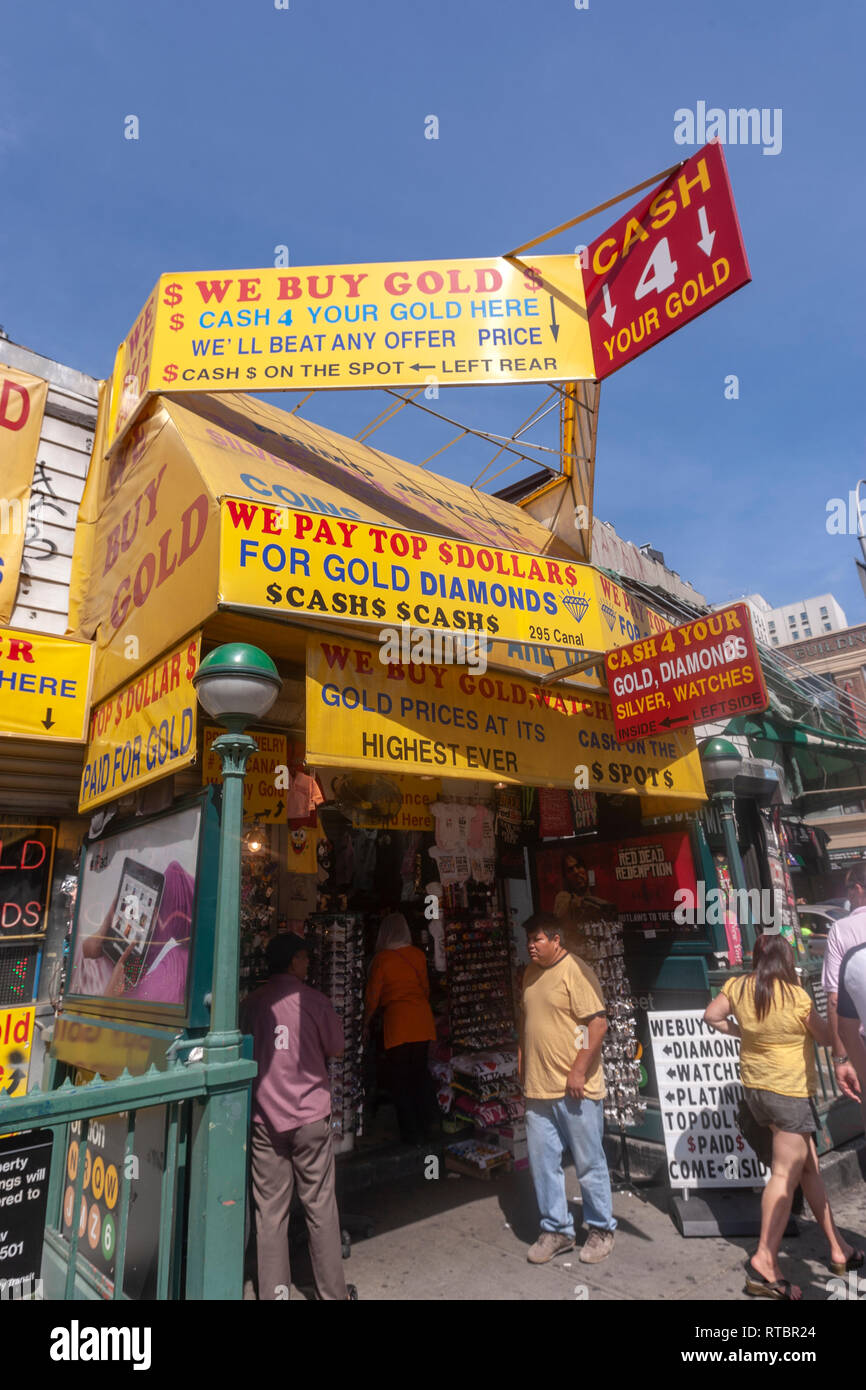We buy Gold, Cash, sign in Downton Manhattan, New York USA Stock Photo