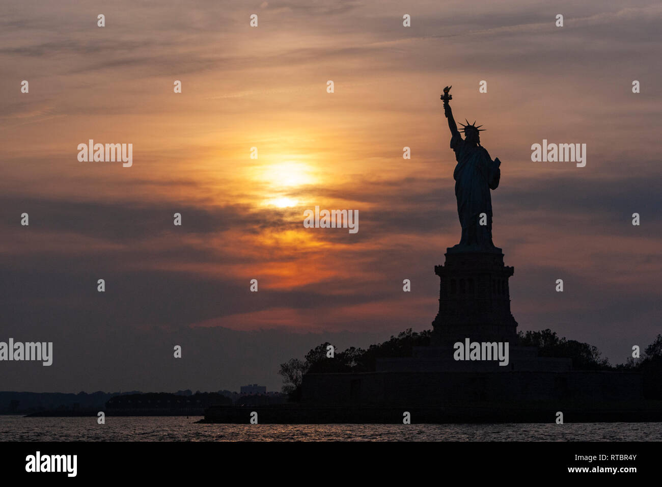 silhouette statue of liberty at sunset in New York, USA Stock Photo - Alamy