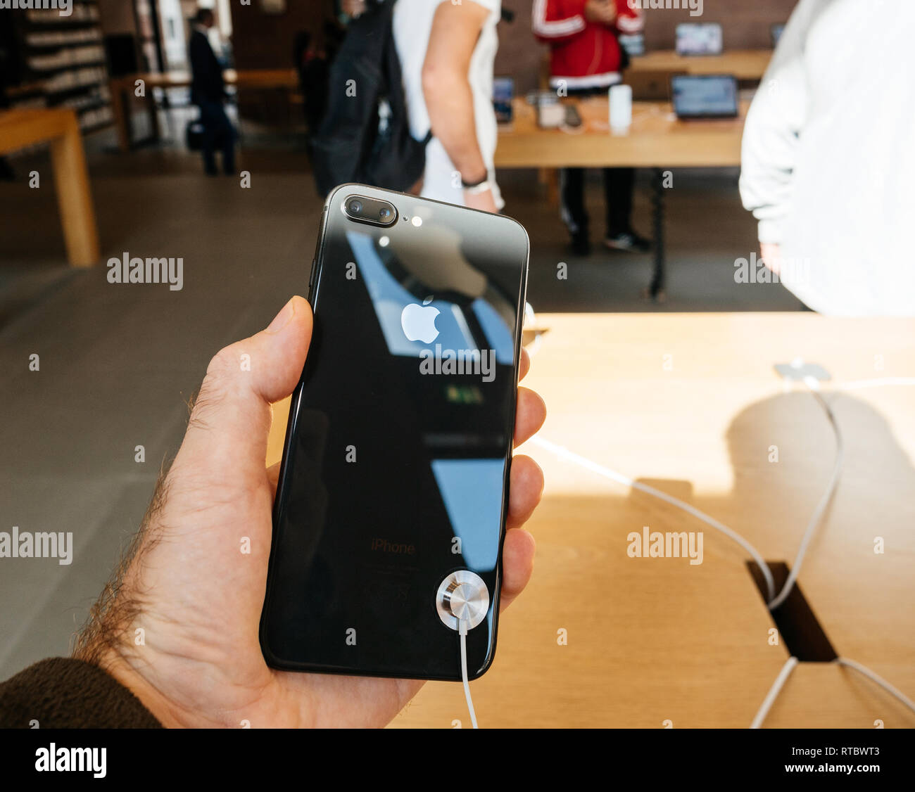 Iphone 8 Plus Launch Hi Res Stock Photography And Images Alamy
