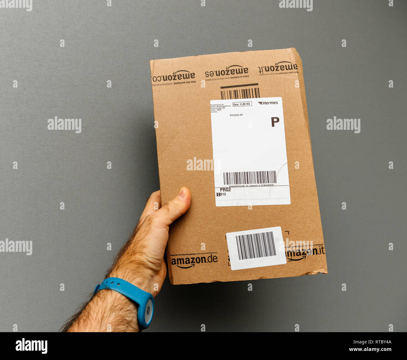 PARIS, FRANCE - OCT 30, 2017: Man holding Amazon Germany Hermes prime  cardboard delivery box against gray background Stock Photo - Alamy