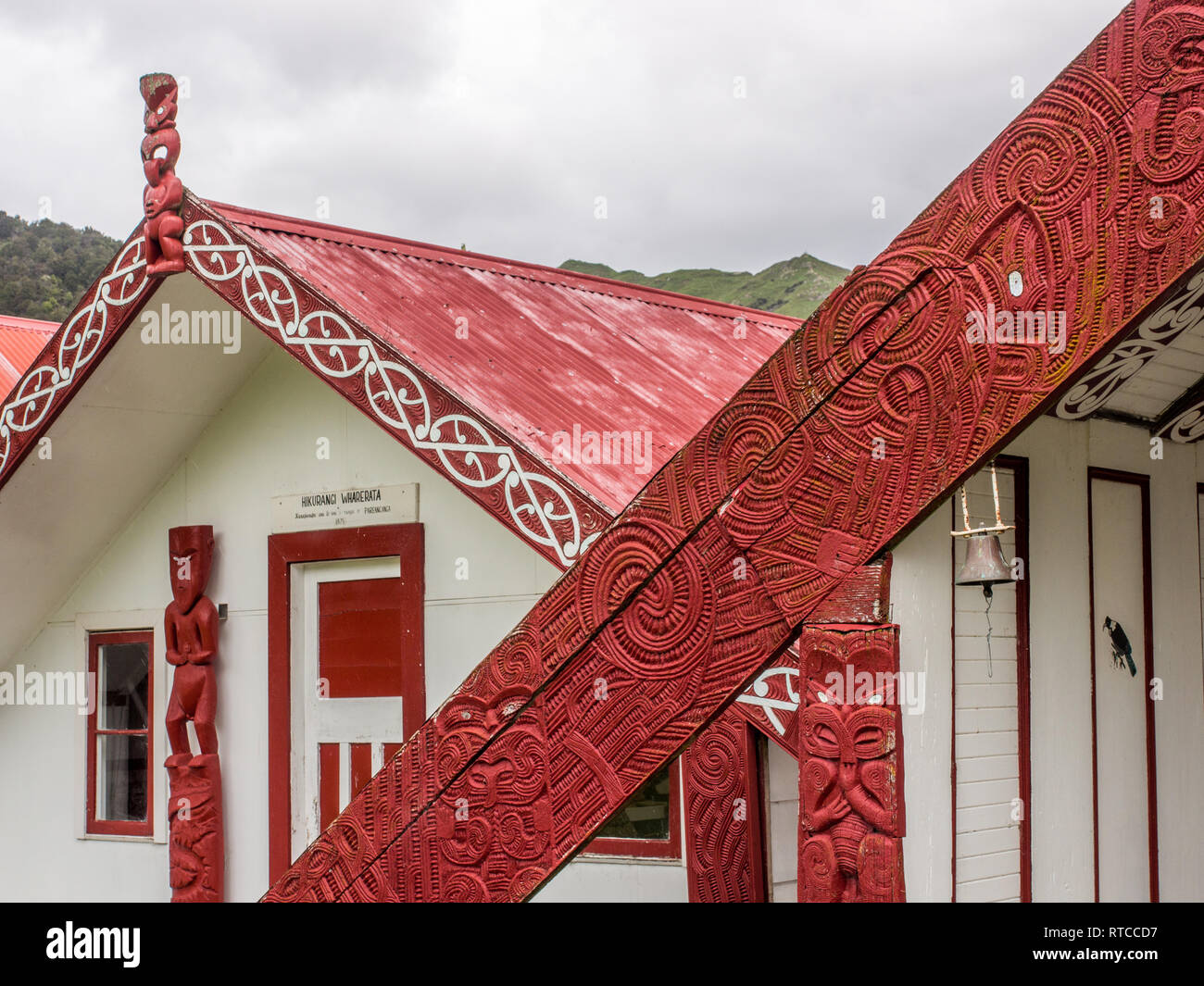 Detail of carved meeting houses, amo upright supporting barge boards maihi, and carved ancestor figures, Koriniti Marae, Whanganui River, New Zealand Stock Photo