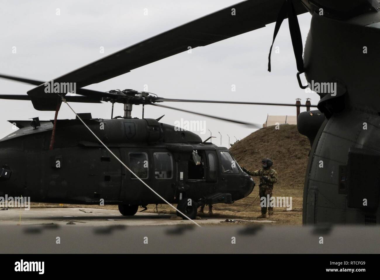 A UH-60 Blackhawk crew chief with 3rd Attack Helicopter Battalion, 1st ...