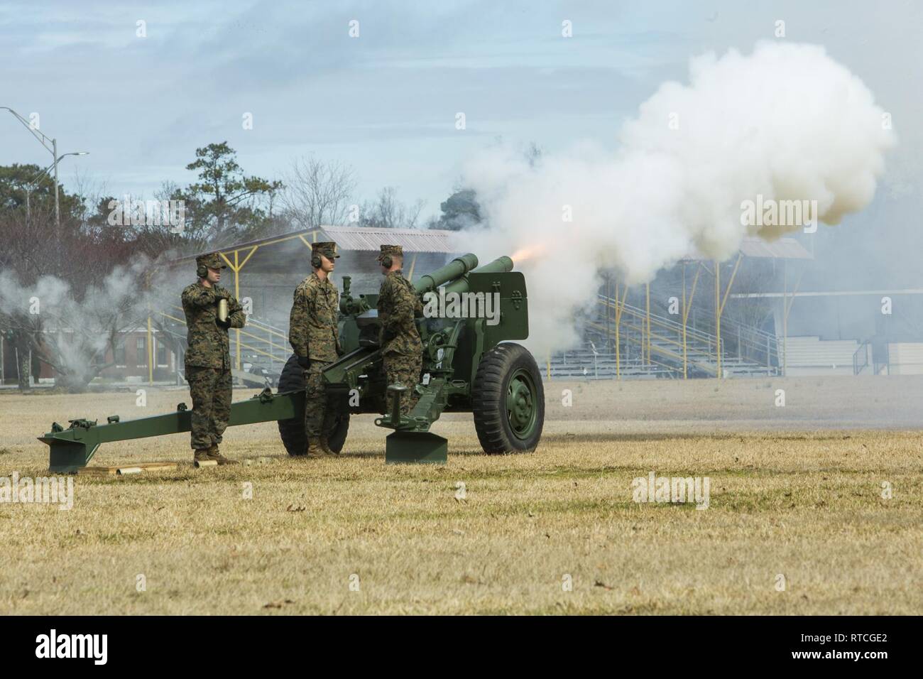 21 gun salute marines hi-res stock photography and images - Alamy