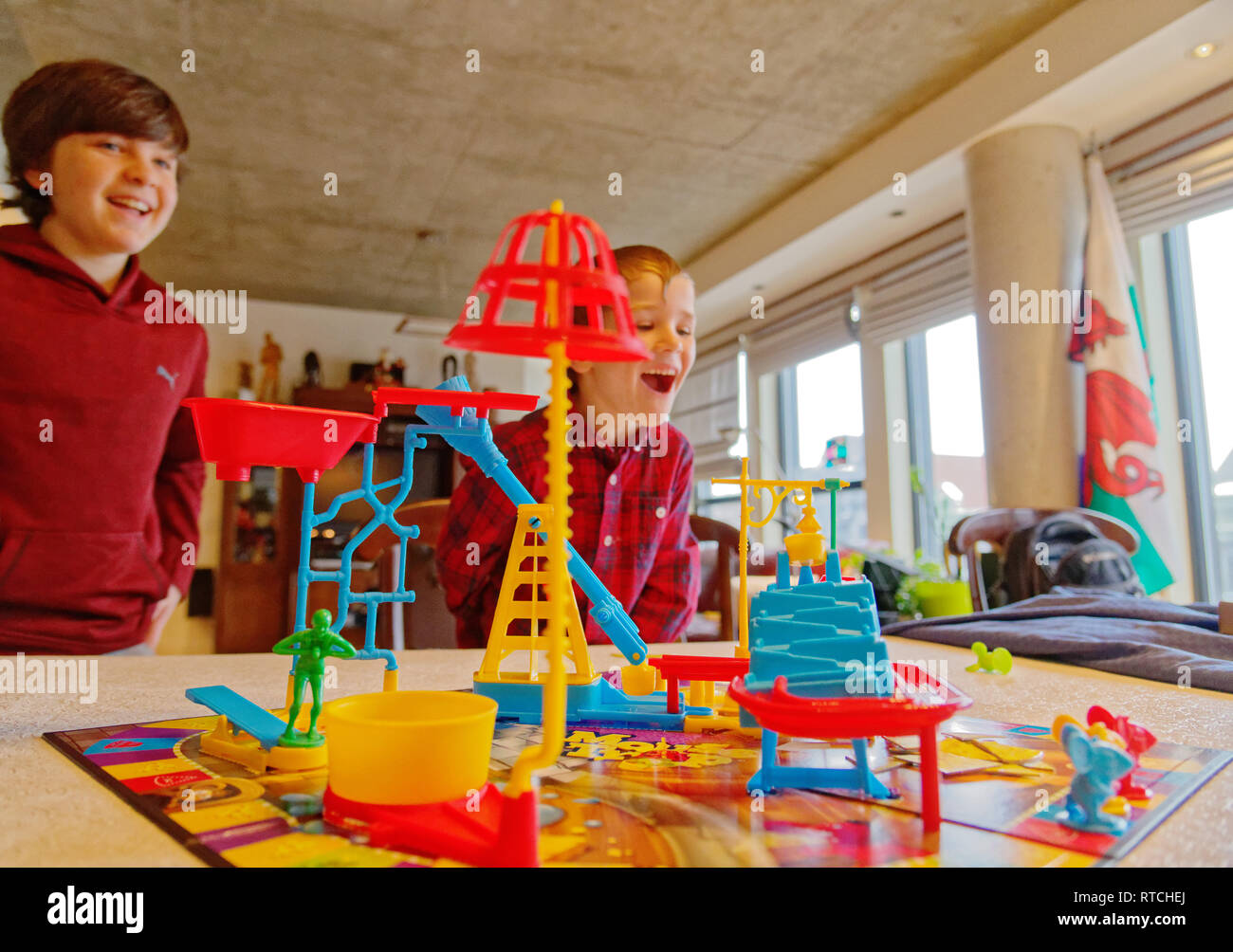 https://c8.alamy.com/comp/RTCHEJ/two-boys-6-and-11-yrs-old-laughing-together-playing-mouse-trap-board-game-RTCHEJ.jpg