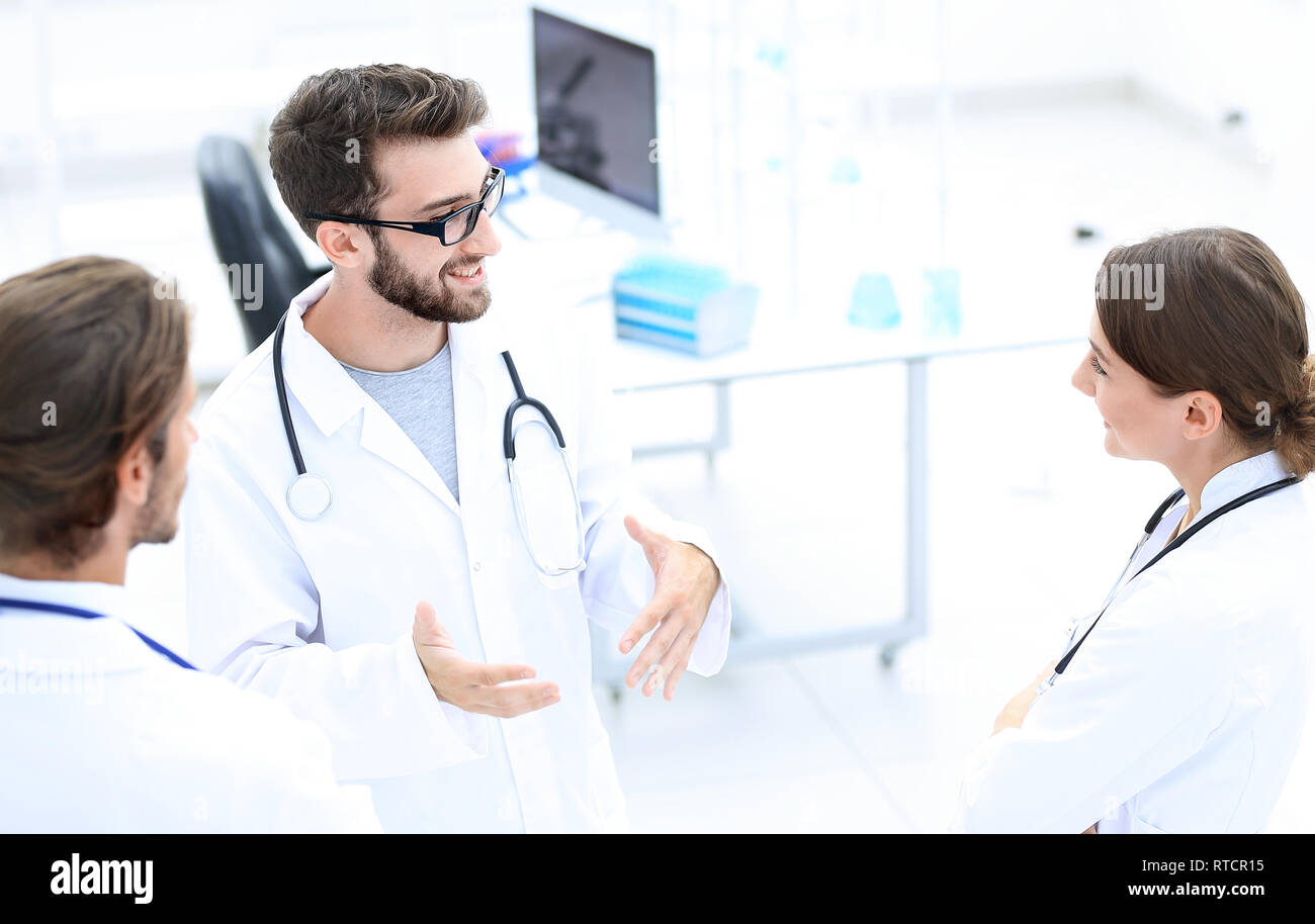 Medical staff discuss in a modern hospital room Stock Photo - Alamy