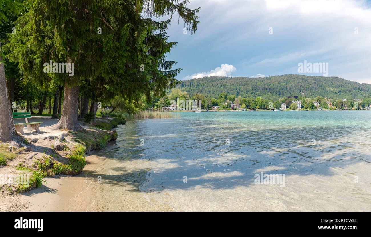 The wooded bank of a lake, Pörtschach am Wörthersee,   Österreich Austria *** Local Caption ***  landscape, water, trees, summer, mountains, lake, Wör Stock Photo