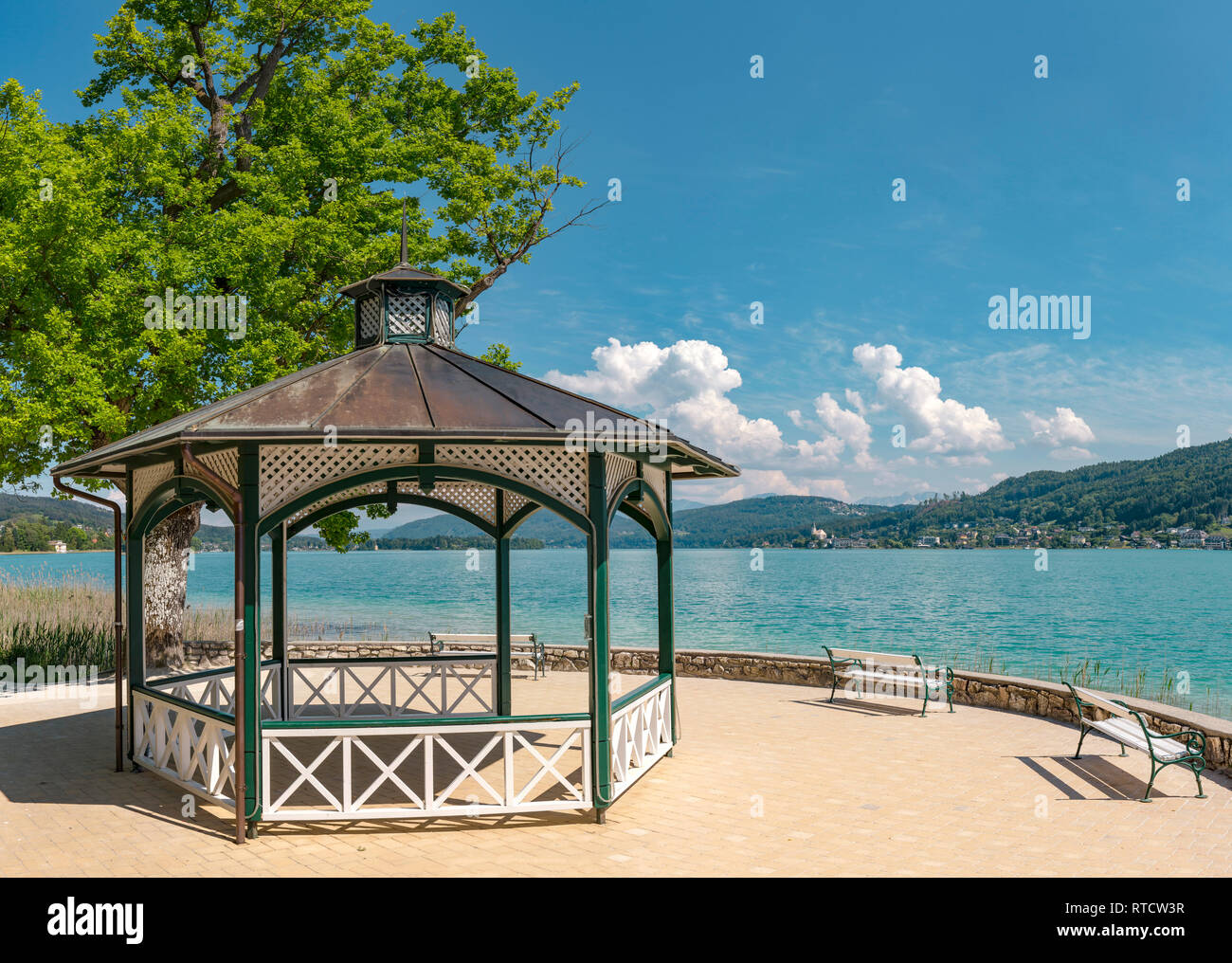 A gazebo with a view over the lake, Pörtschach am Wörthersee,   Österreich Austria *** Local Caption ***  landscape, water, trees, summer, mountains,  Stock Photo