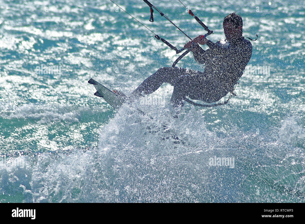 Silhouette de kite surfeur dan une explosion d'ecume Stock Photo