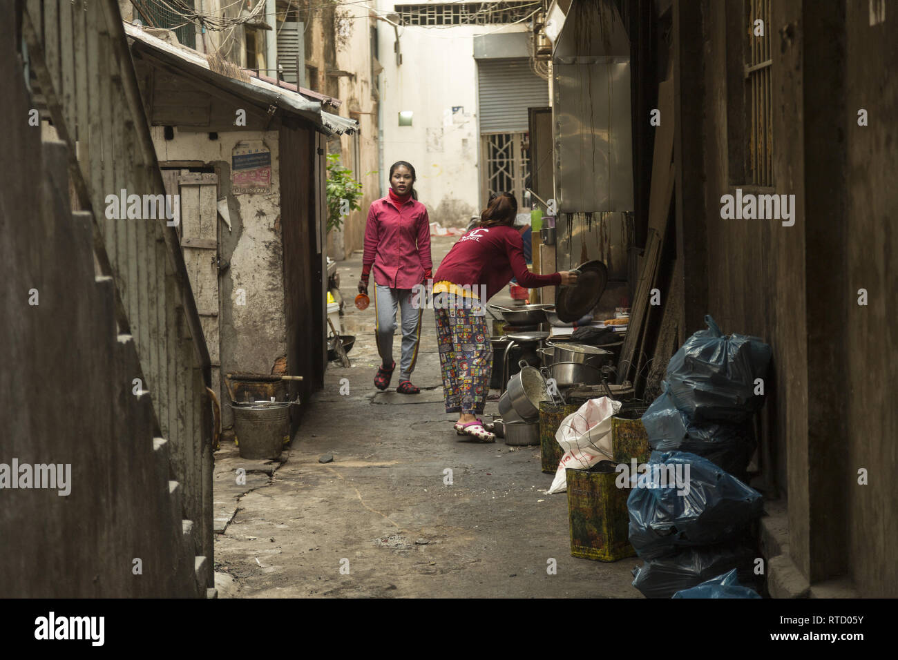 Narrow alley in Phnom Penh, Cambodia Stock Photo