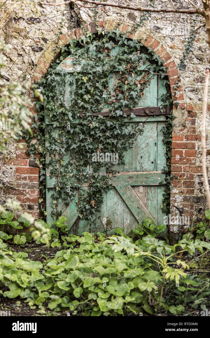 Walled garden entrance gate hi-res stock photography and images - Alamy