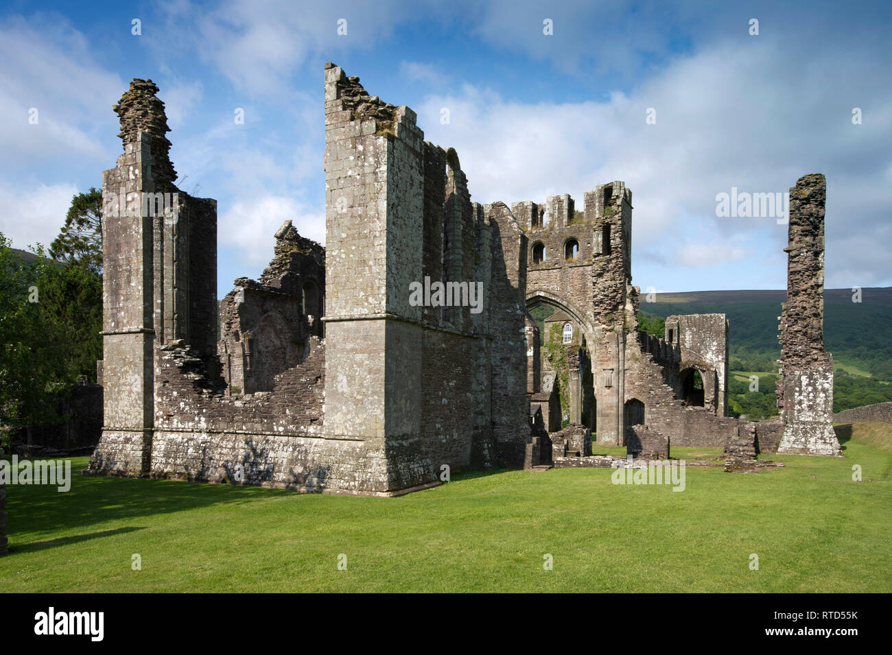 llanthony-priory-monmouthshire-wales-an-augustinian-ruin-stock-photo