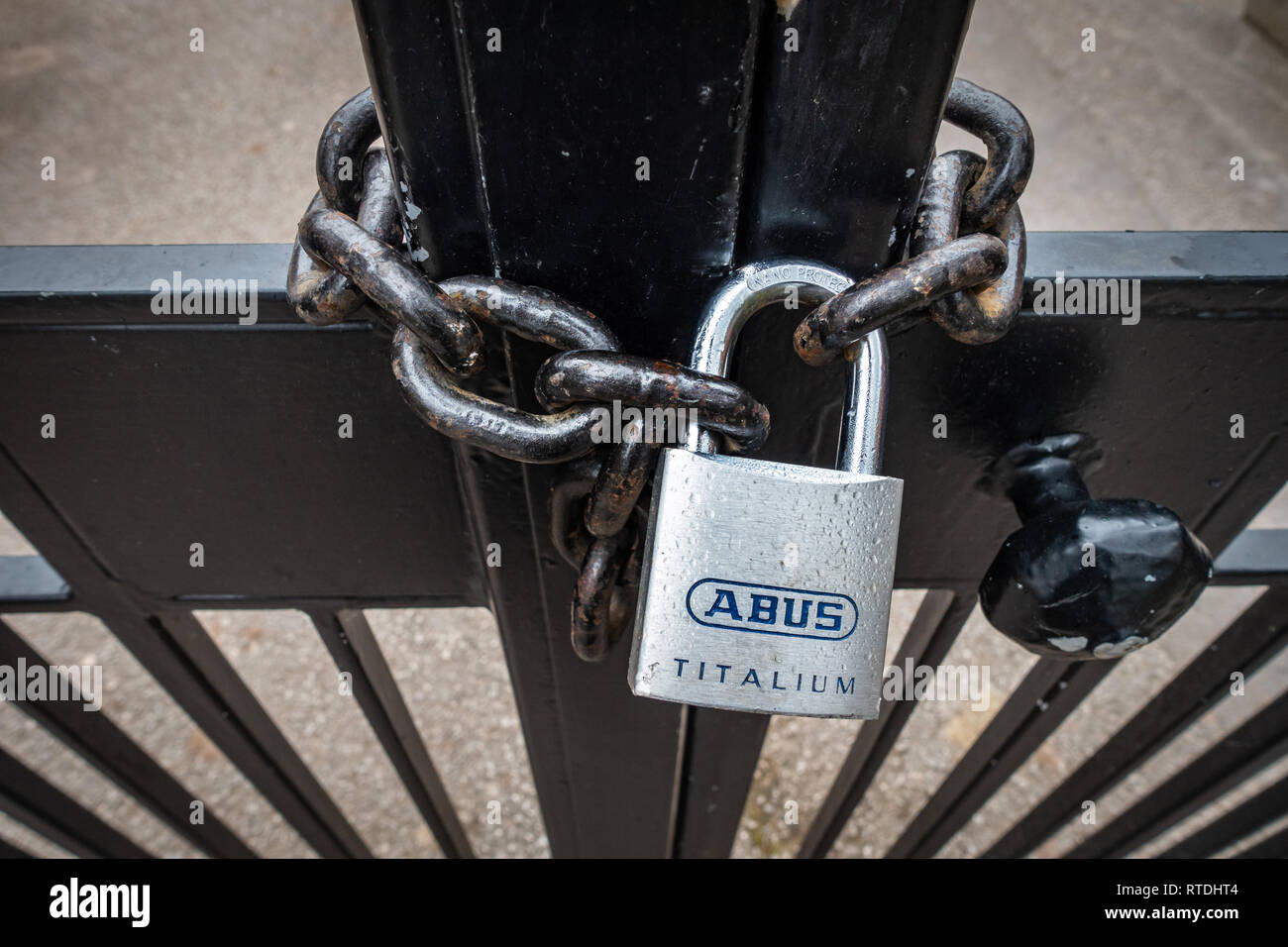 heavy duty chain and padlock
