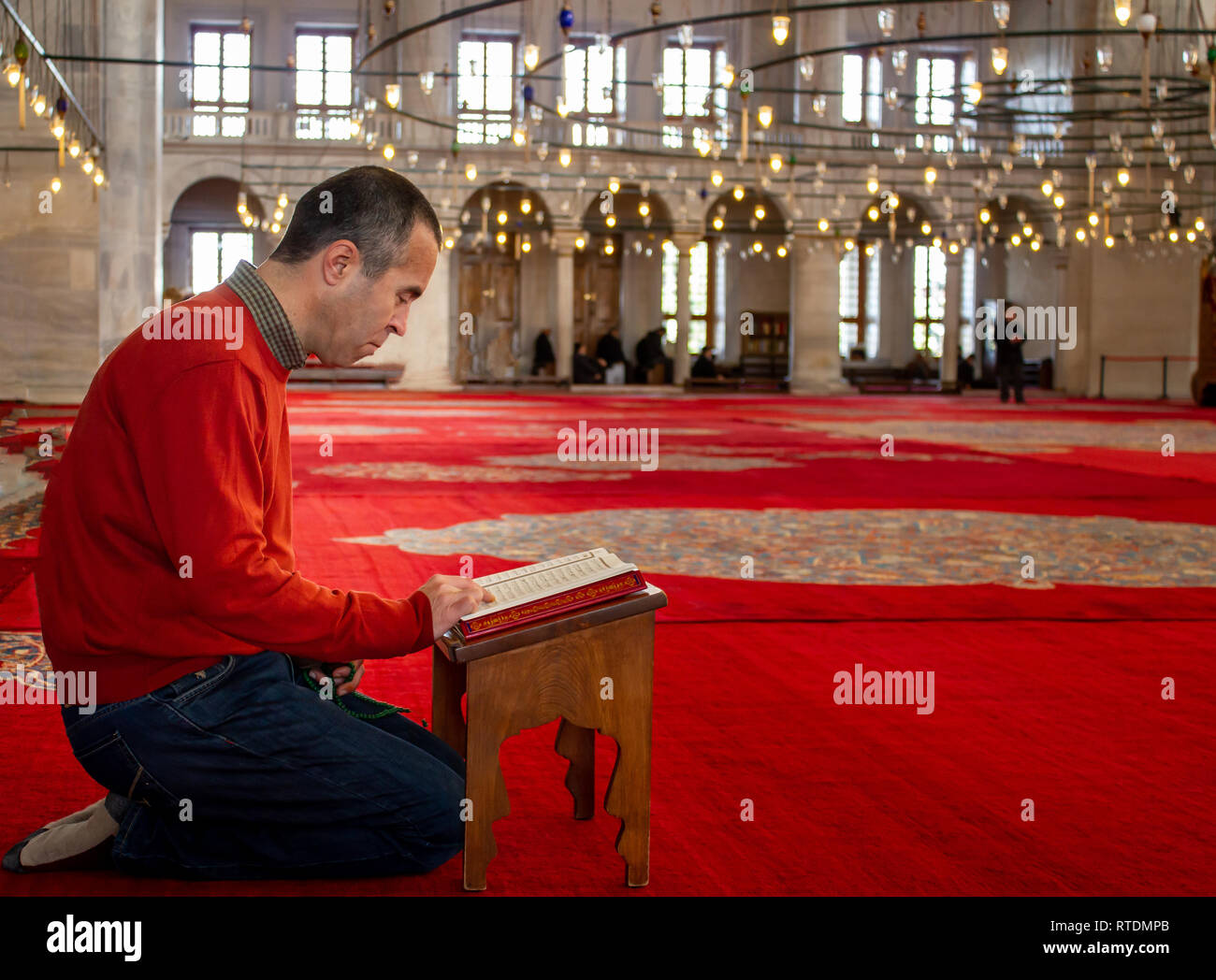 Reading arabic hires stock photography and images Alamy