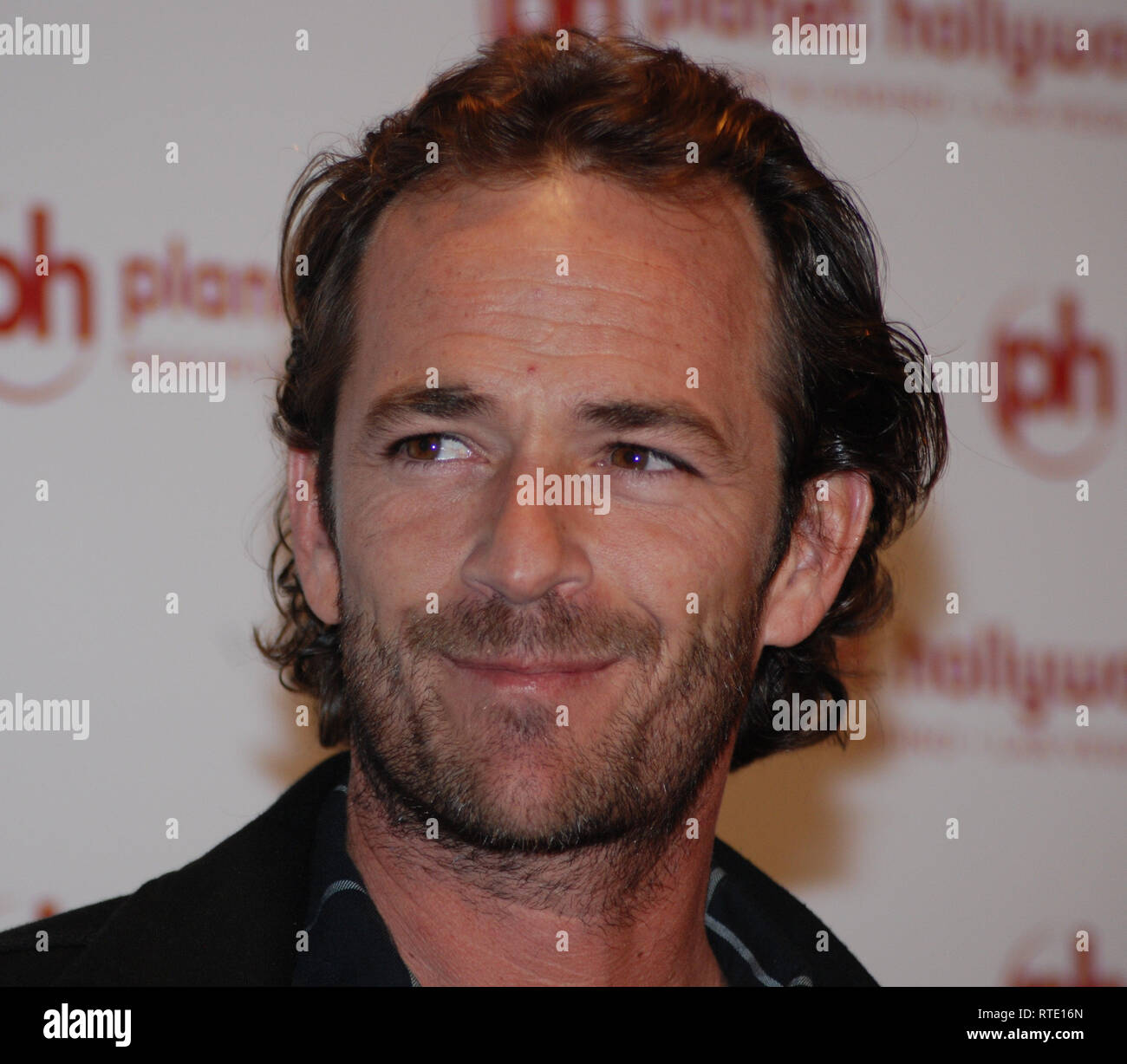 Luke Perry has died at age 52 after suffing a massive stroke. 💔  http://bit.ly/2GZKodI | Extra | Facebook, image size:1300x1228